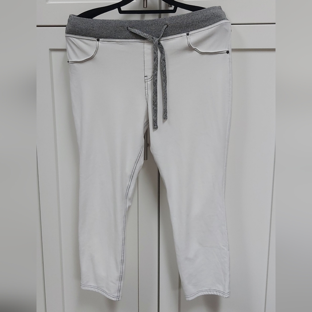 Hue white + gray capri pants